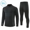 Real Madrid Børn Trænings Sweatshirt Dragt 2026-27 Sort Kvart-Zip Real Madrid Børn Trænings Sweatshirt Dragt 2026-27 Sort Kvart-Zip
